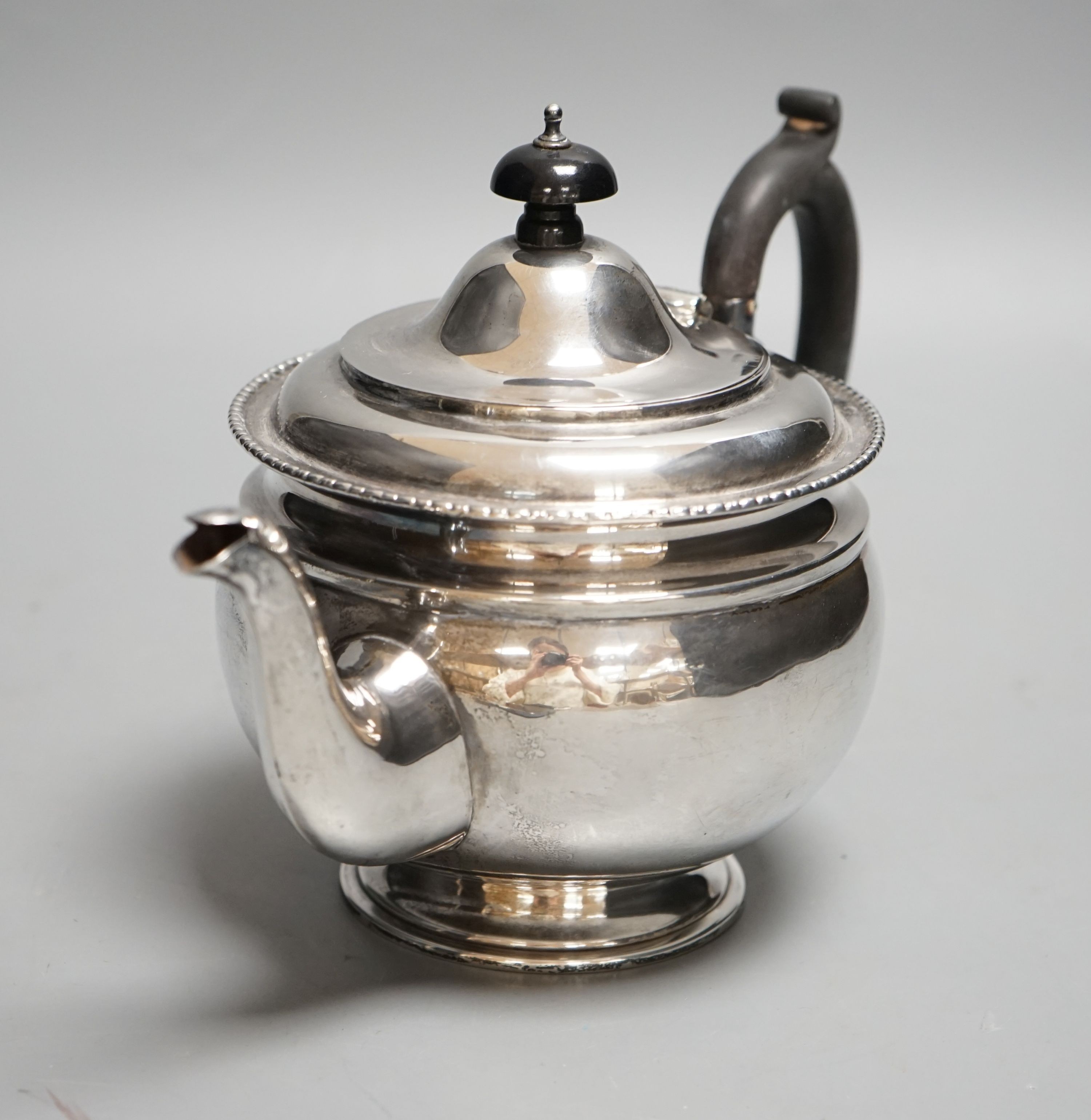 A George V silver teapot, marks rubbed, gross 13oz.